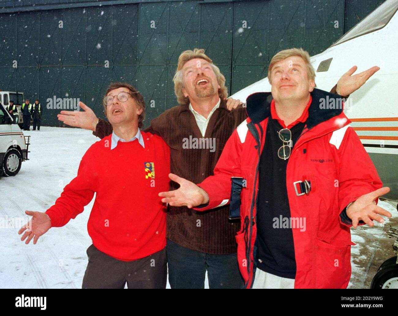 Bibliothèque du patron de Virgin Richard Branson (au centre) avec le temps britannique et ses co-pilotes Alex Ritchie (à gauche) et Per Lindstrand à l'aéroport de Luton après leur dernière tentative de faire le tour du monde en montgolfière s'est terminée par une déception. La quatrième tentative de l'équipe a été à nouveau écorché lorsque le ballon s'est dégagé de ses amarres au point de lancement de Marakesh, Maroc aujourd'hui (mardi) et a navigué dans le ciel en laissant derrière la capsule vide et son équipage éloigné incapable de faire quoi que ce soit d'autre que de regarder. Photo de Michael Stephens. Découvrez L'AVENTURE de l'histoire de PA Branson. Banque D'Images
