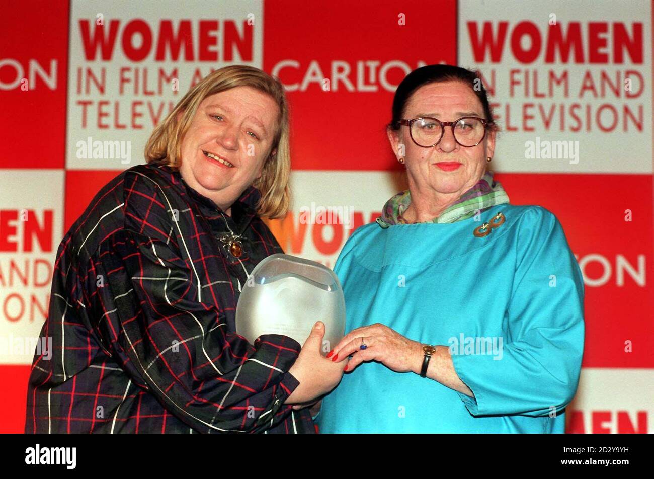 Le flamboyant « Two Fat Ladies » au « Carlton TV Women in film & Television Awards » au Dorchester Hotel de Londres aujourd'hui (mardi) après avoir reçu le « Rank film Creative originalité Award » pour sa série de cuisine orientée « sticky pudding ». Voir l'histoire de PA SHOWBIZ Women. Photo par Rebecca Naden/PA Banque D'Images