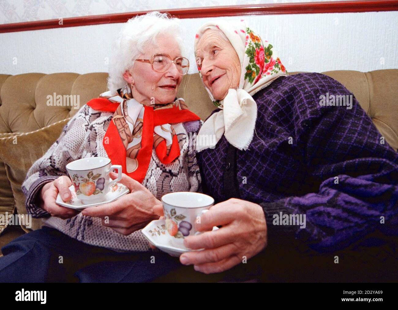 Anna Novak (à droite) partage une boisson aujourd'hui (vendredi) avec sa sœur Teresa Jablonska qu'elle a vu il y a 55 ans. Mme Novak n'avait que 14 ans lorsque les troupes nazies ont pris d'assaut son petit village polonais l'obligeant à abandonner sa famille pour travailler dans une ferme allemande. À la fin de la Seconde Guerre mondiale, Anna a été classée comme « en position de départ » et convaincue que ses parents étaient morts, elle a décidé de commencer une nouvelle vie en Grande-Bretagne, où elle a trouvé du travail dans les usines de coton de Manchester. En juillet dernier, une lettre inquistive de la Croix-Rouge internationale rendit son monde à l'envers, sa sœur, dit-il, était vivante, bien et vivante Banque D'Images