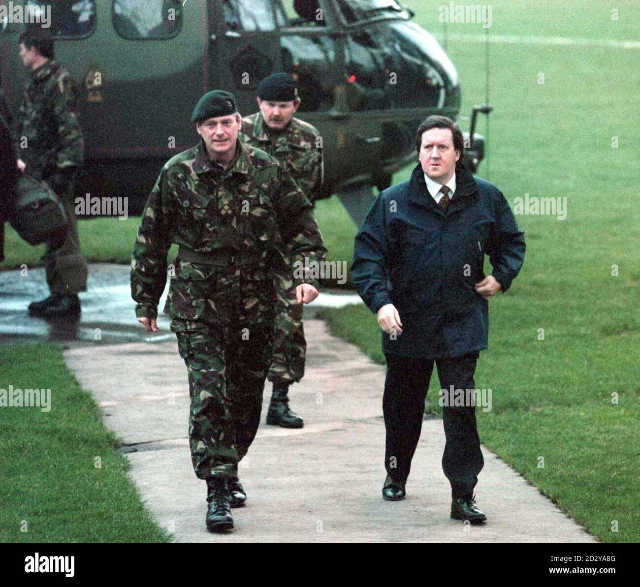 Le secrétaire à la Défense, George Robertson, arrive à la caserne de l'armée de Thiepval, à Lisburn ce matin (lundi) avec le brigadier Robin Brims, le chef d'état-major de l'Irlande du Nord, lors de sa visite de Noël d'une journée aux troupes d'Irlande du Nord.Photo de Brian Little/PA.Regardez l'histoire des PA Banque D'Images