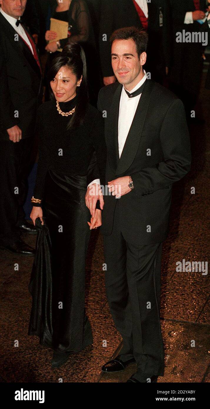 PA NEWS PHOTO 9/12/97 L'ACTRICE MICHELLE YEOH ET UN COMPAGNON NON IDENTIFIÉ ARRIVENT AU GALA DU MONDE PREMIERE DU NOUVEAU JAMES BOND FILM "TOMORROW NEVER NEVER DIE" AU CINÉMA ODEON À LEICESTER SQUARE, LONDRES Banque D'Images