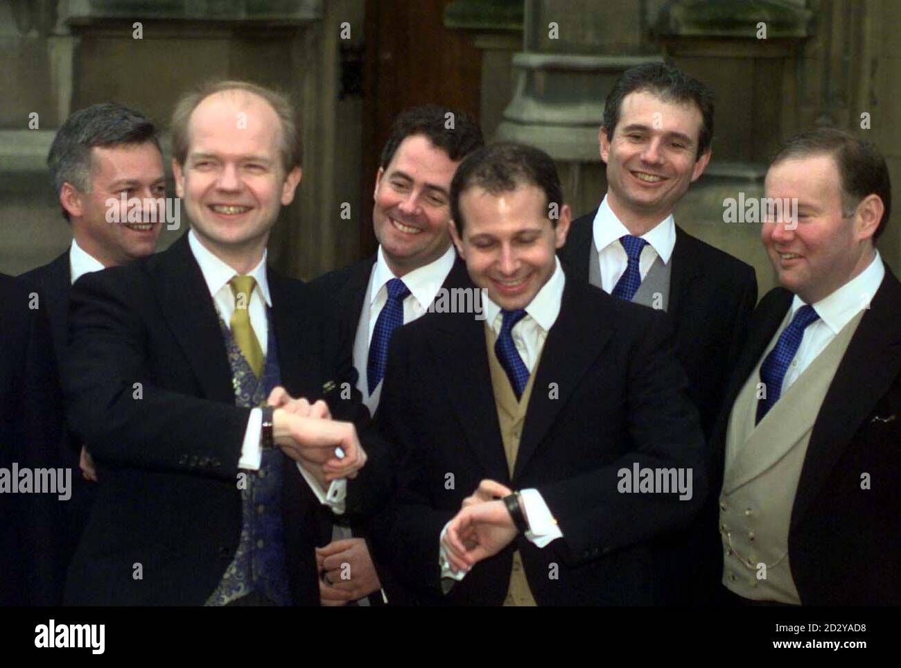 Le chef du Parti conservateur William Hague (à gauche) et son meilleur homme, Nick Levy (au centre), vérifient leurs montres en attendant avec les huissiers devant l'entrée de la chapelle Sainte-Marie à la crypte de la Chambre des communes pour l'arrivée de sa mariée, Ffion Jenkins aujourd'hui (vendredi). Image EDI par Adam Butler/PA Banque D'Images