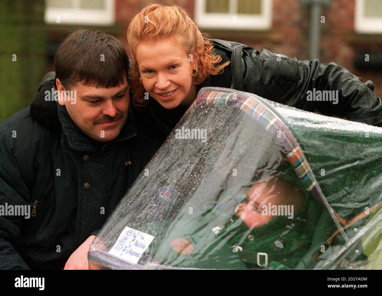 Tom Age De 7 Mois Premier Bebe A Survivre A La Maladie Combinee D Immunodeficience Auparavant Fatale Quitte L Hopital General De Newcastle Avec Ses Parents John Et Kathy Aujourd Hui Vendredi Apres Avoir Passe