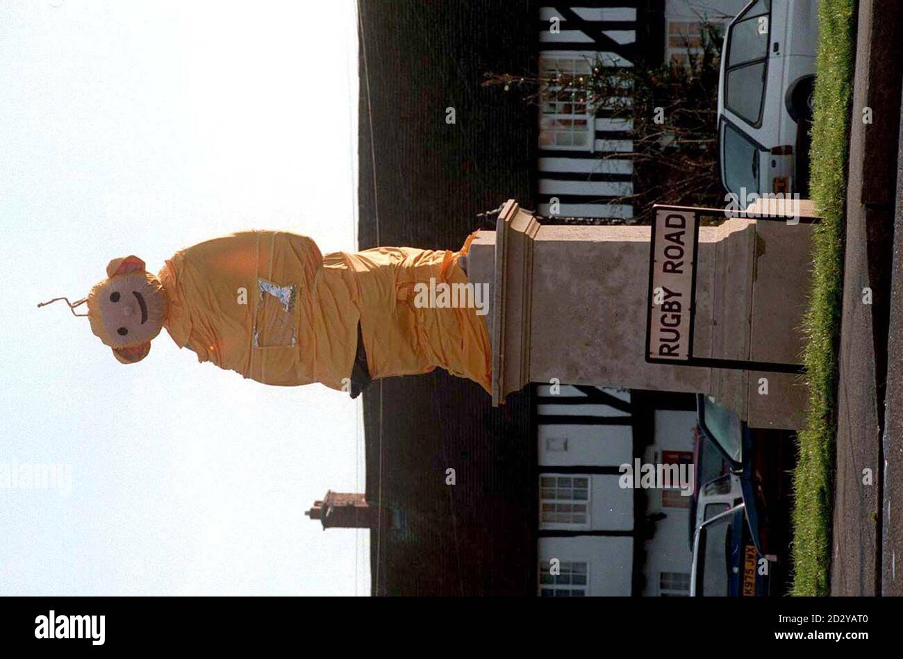 Les villageois se sont réveillés aujourd'hui (mercredi) pour trouver une statue historique transformée en teletubby dans le cadre d'un prank annuel du nouvel an. La statue du philanthrope du XIXe siècle Lord John Douglas Montague Douglas Scott a été habillée par des jokers comme héros de la télévision pour enfants LAA-LAA. Voir la statue SOCIALE de PA Story. Photo de David Jones/PA. Banque D'Images