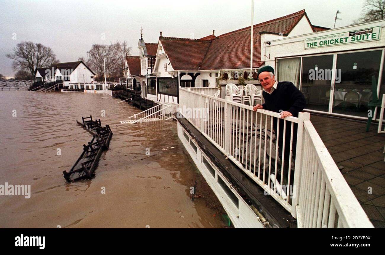 Le délégué William Prosser regarde les 6 pieds d'eau (causés par les inondations de la rivière Severn) qui couvre la zone de jeu du club de cricket du comté de Worcestershire à Worcester Today (mardi). Photo Barry Batchelor/PA. Banque D'Images