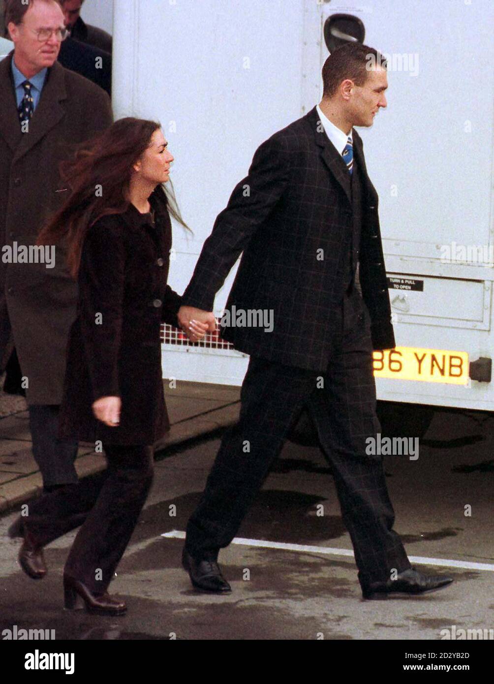 La star de football de Wimbledon et du pays de Galles Vinnie Jones quitte le tribunal de première instance de St Albans avec sa femme Tanya, où il est accusé d'agression et de dommages criminels impliquant un voisin. Voir PA Story COURTS Vinnie. Photo de Michael Stephens. Banque D'Images