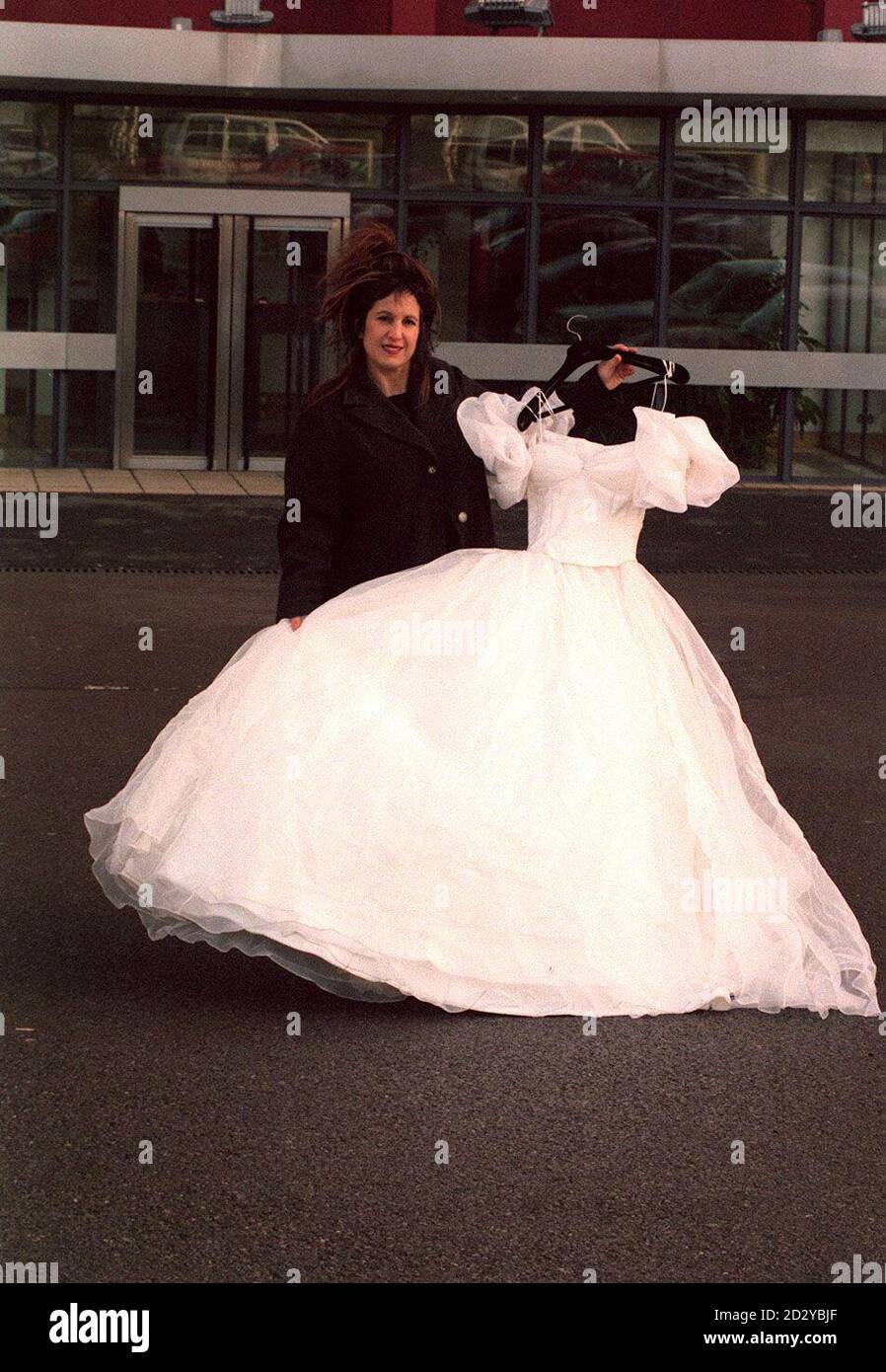 PA NEWS PHOTO 15/1/98 DESIGNER ELIZABETH EMANUEL TENTE DE RÉCUPÉRER SES POSSESIONS DE SON ANCIENS LOCAUX MAINTENANT SOUS LE CONTRÔLE DE JOE BLOGGS PROPRIÉTAIRE SHAMI AHMED À LONDRES Banque D'Images