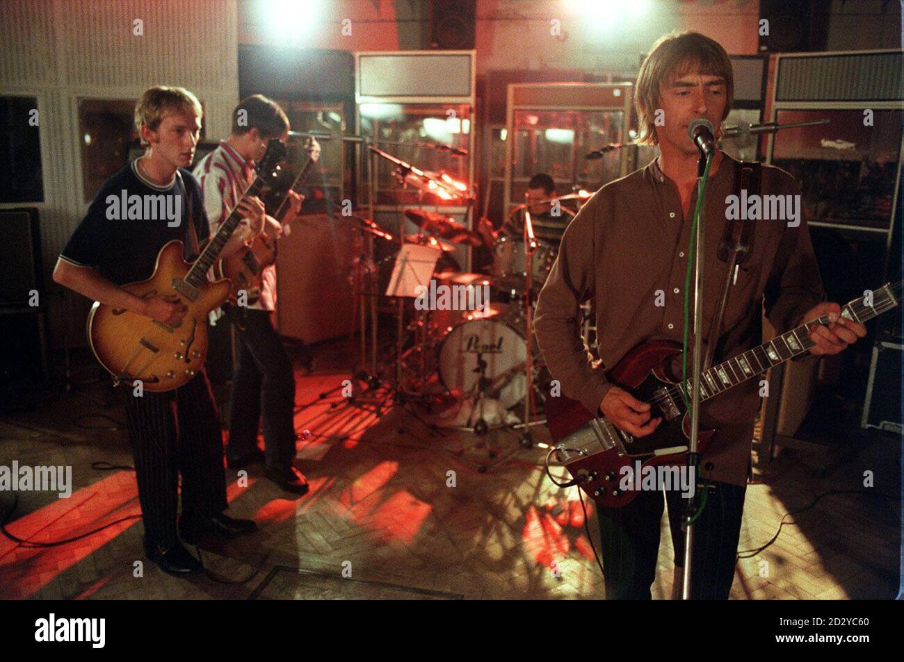 POP STAR PAUL WELLER, L'UN DES MEILLEURS ARTISTES DE L'ENREGISTREMENT DE MUSIQUE EN GRANDE-BRETAGNE, ENREGISTRANT L'AIDE! ALBUM EN AIDE AUX VICTIMES DE LA GUERRE CIVILE SANGLANTE DE BOSNIE. TOUTES LES CHANSONS DOIVENT ÊTRE TERMINÉES AVANT MINUIT POUR ÊTRE ADMISSIBLES MÊME SI LES GROUPES SONT TOURNÉES À L'ÉTRANGER Banque D'Images