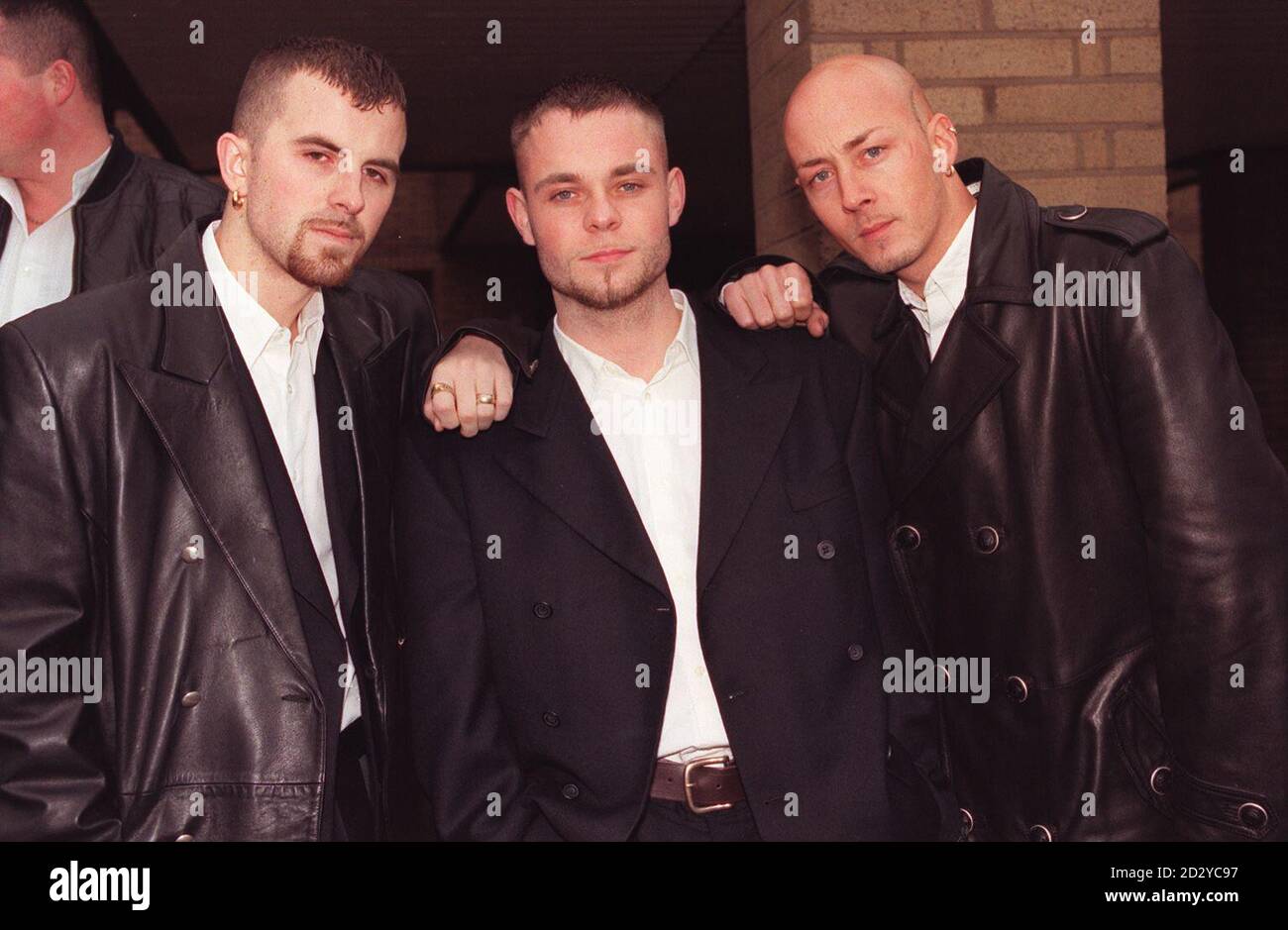 Le chanteur du 17 est Brian Harvey (au centre) à l'extérieur de la cour d'État de Southwark avec les membres de la bande John (à droite) et Terry (à gauche), aujourd'hui (mardi). M. Harvey est jugé pour avoir agressé le photographe Reinaldo Vargas. Voir PA Story COURTS Harvey. Photo de Michael Stephens/PA. Banque D'Images