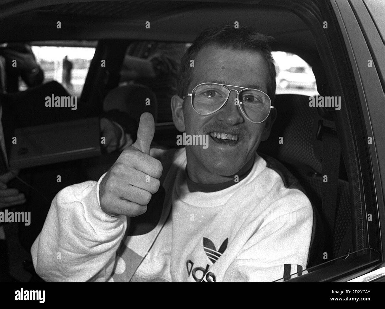 EDDIE 'THE EAGLE' EDWARDS DONNE LES POUCES POUR SON ASSAUT CONTRE LE PUBLIC BRITANNIQUE MAINTENANT QU'IL EST REVENU À LA MAISON APRÈS LES JEUX OLYMPIQUES D'HIVER DE CALGARY. ICI, IL QUITTE LE LUXUEUX HÔTEL HILTON DE KENSINGTON CE MATIN POUR UNE RÉPÉTITION SUSPECTE DE CASCADES À BBC TELEVISION STUDIOS AVANT L'APPARITION DE CE SOIR SUR WOGAN. 10/03/02 DIX ans après être venu pour la dernière fois dans les Jeux Olympiques d'hiver de 1988 après avoir exécuté l'un des pires sauts de l'histoire des Jeux d'hiver, Edwards est prévu pour un retour à l'oeil public comme son histoire de vie est transformée en un film d'Hollywood. Saville Productions, basée à Los Angeles Banque D'Images