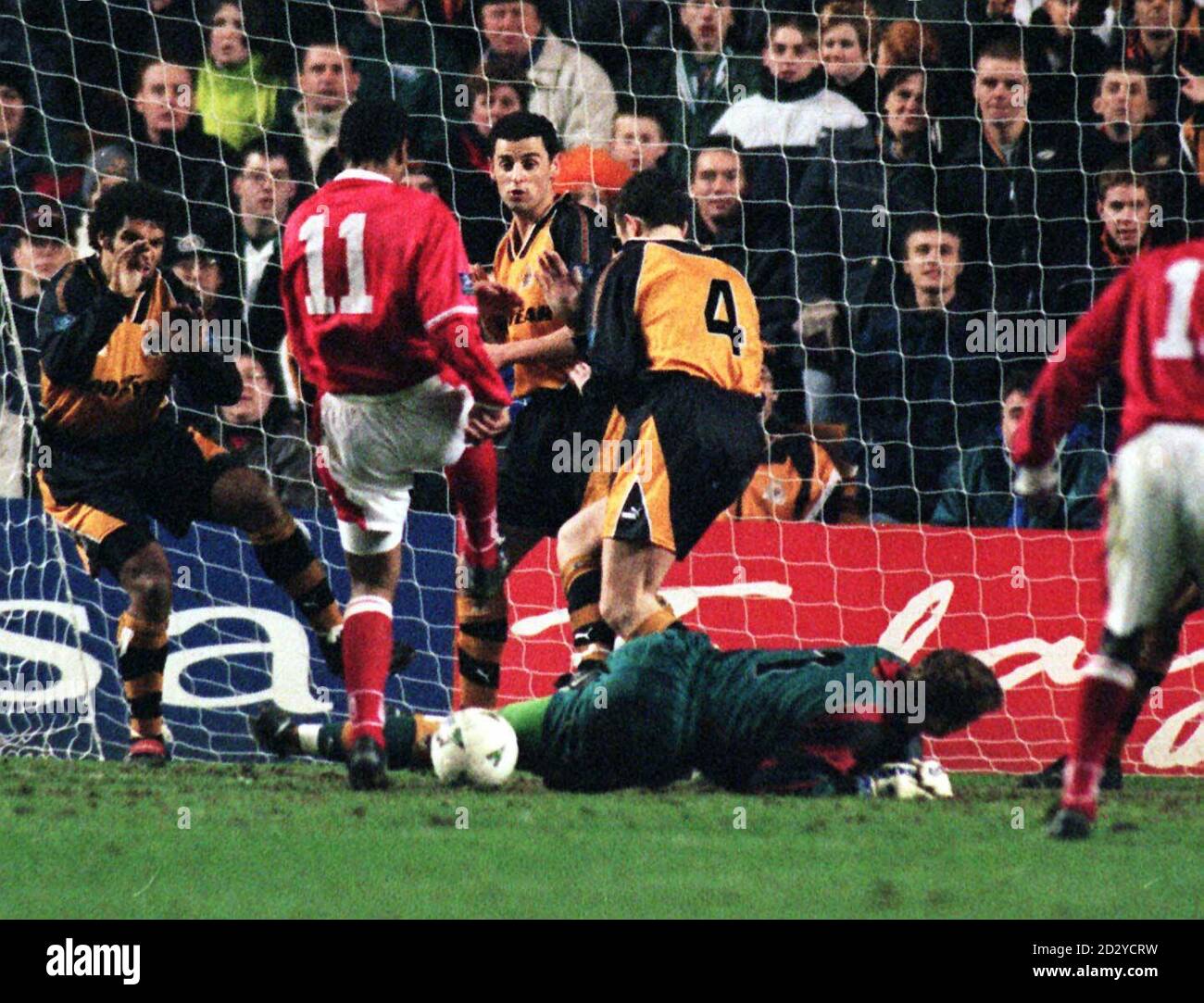 Les joueurs de Wolverhampton Wanderers regardent le timbre lumineux Mark de Charlton Athletic sur le gardien de but Mike Stowell.Bright a été envoyé pour l'infraction pendant la coupe FA de ce soir (mardi) 4e ronde à Molineaux.Photo de David Jones/PA Banque D'Images