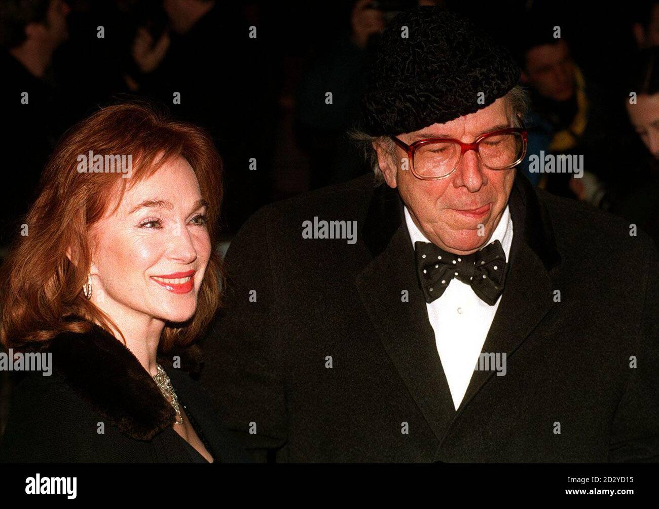 PA NEWS PHOTO 5/2/98 Sir Robin Day et l'actrice Shirley Ann Field arrivent au Warner West End ce soir (jeudi), pour la première à Londres du film "aussi bon que ça gagne".Voir l'histoire de PA SHOWBIZ Nicholson.Photo de Sean Dempsey/PA. Banque D'Images