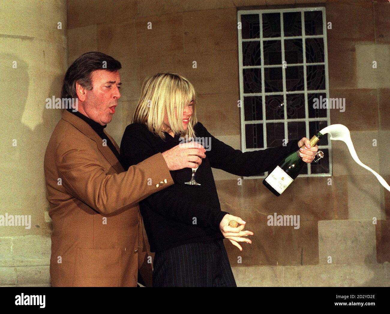 PA NEWS PHOTO 6/2/98 LES PRÉSENTATEURS DE RADIO TWO ET DE RADIO ONE TERRY WOGAN ET ZOE BALL CÉLÈBRENT LES 10.5 MILLIONS D'AUDITEURS QUE LES DEUX STATIONS ONT MAINTENANT. Banque D'Images