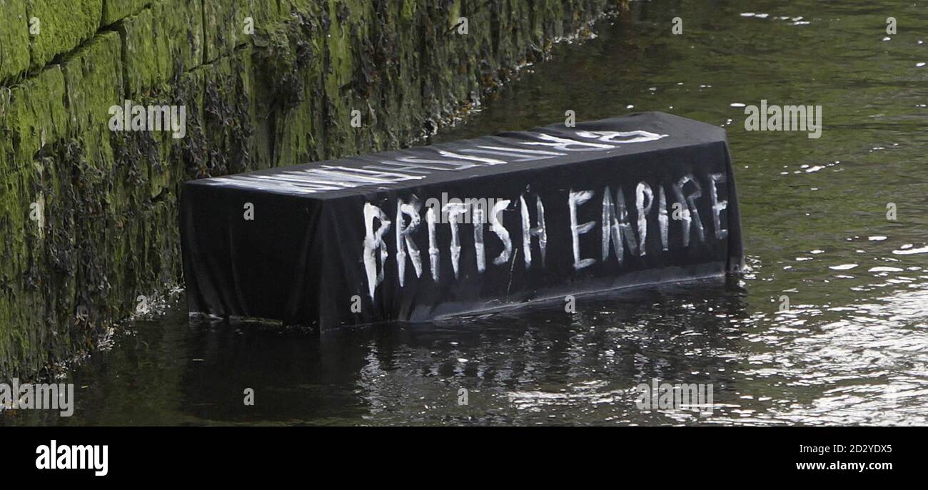 Un faux cercueil est vu dans la rivière Lee, alors que la reine Elizabeth II visite le marché anglais à Cork, le dernier jour de sa visite d'État en Irlande. Banque D'Images