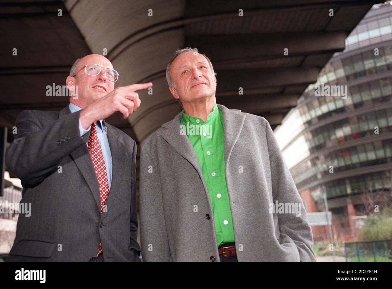 L'architecte Richard Rogers (à droite) et le ministre de Londres Nick Raynsford à l'Ark, à Hammersmith aujourd'hui (lundi), pour le lancement du Roadshow de la Fondation de l'architecture. Le Roadshow, qui visitera trois arrondissements de la capitale, vise à encourager les communautés locales à participer aux décisions concernant leur environnement local. Photo de Sam Pearce/PA Banque D'Images