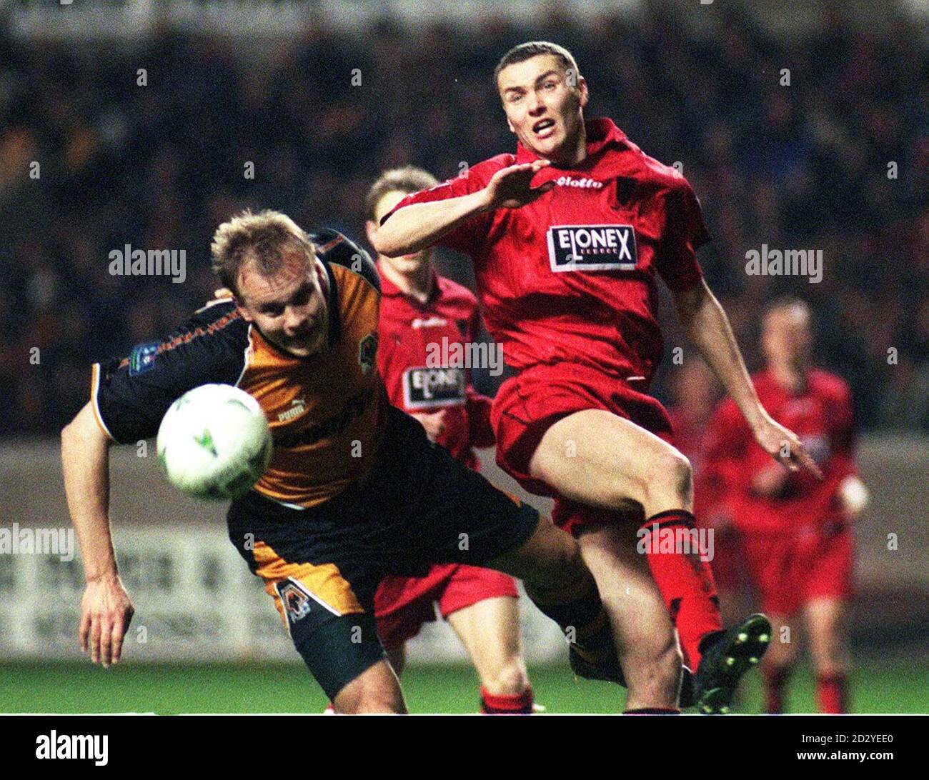 Le Mixu Paatelainen de Wolverhampton Wanderers vole la balle de Ben Thatcher de Wimbledon pendant la cinquième série de la coupe FA de ce soir (mercredi) à Molineaux. Score final : loups 2, Wimbledon 1. PHOTO DAVID JONES/PA Banque D'Images