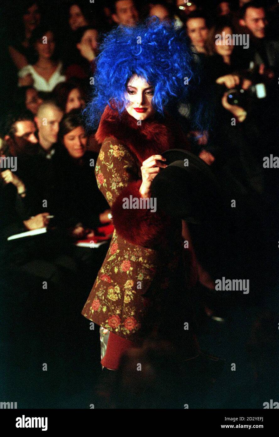 PA NEWS PHOTO : 21/2/98 : HONOUR FRASER MODELS LA COLLECTION VIVIENNE WESTWOOD AUTOMNE/HIVER 98/99 EN PERRUQUE BLEUE À LA SEMAINE DE LA MODE DE LONDRES. PHOTO DE STEFAN ROUSSEAU. Banque D'Images