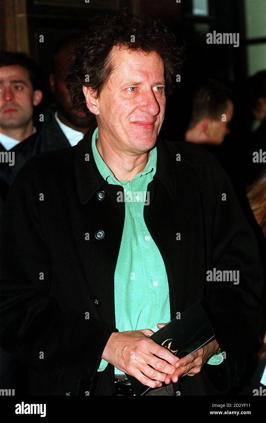 PA NEWS PHOTO 4/3/98 l'acteur Geoffrey Rush arrive au Curzon West End ce soir (mercredi) pour la première britannique de 'Good will Hunting'.Photo de Stefan Rousseau/PA. Banque D'Images