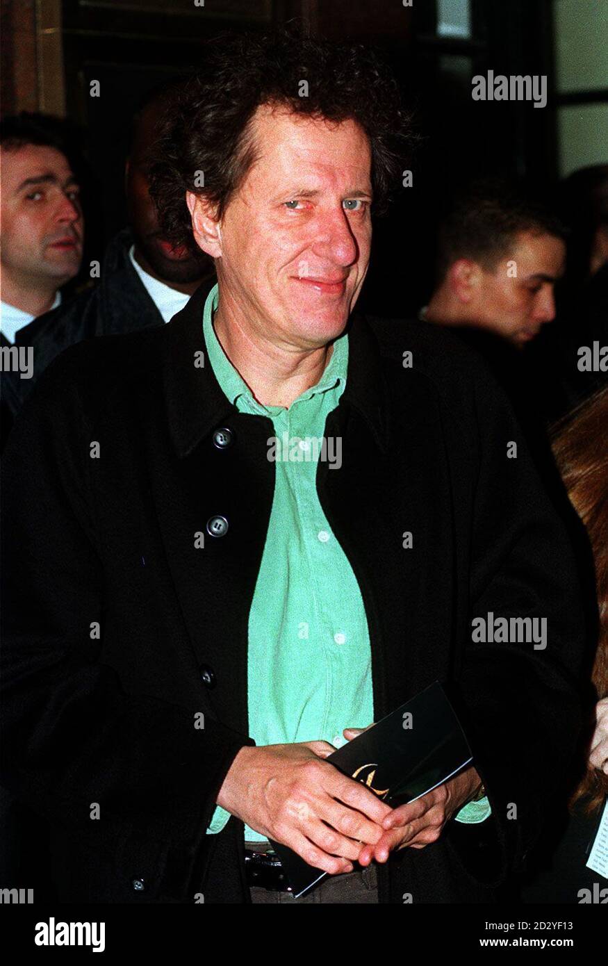 PA NEWS PHOTO 4/3/98: L'acteur Geoffrey Rush arrive au Curzon West End ce soir (mercredi) pour la première britannique de 'Good will Hunting'.Photo de Stefan Rousseau/PA. Banque D'Images