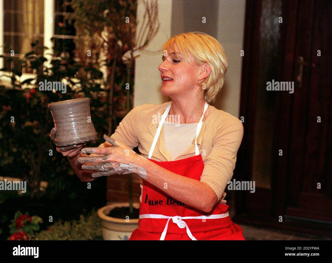 PA NEWS PHOTO 18/3/93 L'ACTRICE MICHELLE COLLINS EST COINCÉE LANCER DES POTS À LA MAISON BELLE VITRINE AU QUOTIDIEN MAIL EXPOSITION IDÉALE À LONDRES Banque D'Images