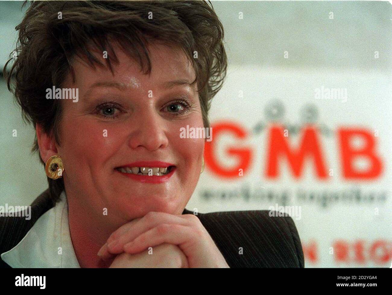 Janet Leese, une employée occasionnelle à temps partiel qui a été soutenue par le syndicat géant GMB après qu'elle a été refusée à un contrat de travail par National Power au motif qu'elle n'a pas travaillé pour eux directement, célèbre sa victoire à l'hôtel Copthorne de Newcastle ce matin (vendredi).L'affaire test de Mme Leese a entraîné une percée majeure dans le droit de l'emploi lorsque deux juges de la Cour d'appel ont convenu qu'elle avait un contrat de travail et qu'elle était donc admissible aux indemnités de vacances, aux indemnités de maladie, au congé de maternité légal et qu'elle devrait être couverte par la Loi sur la protection de l'emploi.Voir PA Story COURTS JO Banque D'Images