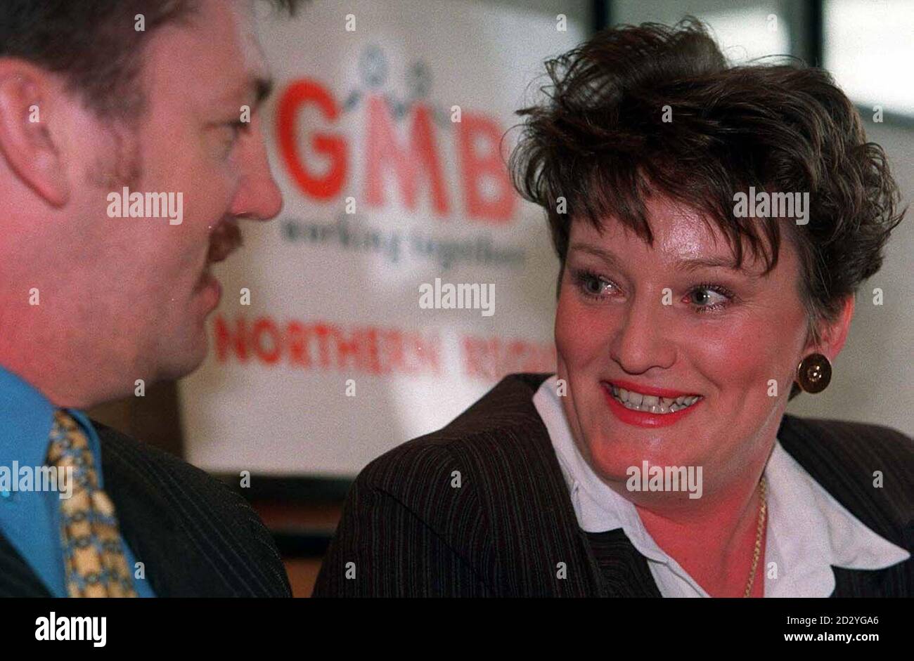 Secrétaire du syndicat GMB, Kevin Curran, Discute avec Janet Leese - une employée occasionnelle à temps partiel qui a été soutenue par le syndicat après qu'elle a été refusée à un contrat de travail par National Power au motif qu'elle n'a pas travaillé pour eux directement - à l'hôtel Copthorne de Newcastle ce matin (vendredi) après leur victoire En Cour d'appel. Le cas test de Mme Leese a entraîné une percée majeure dans le droit de l'emploi lorsque deux juges ont convenu qu'elle avait un contrat de travail et qu'elle était donc admissible aux indemnités de vacances, aux indemnités de maladie, au congé de maternité légal et qu'elle devrait être couverte par l'Empl Banque D'Images