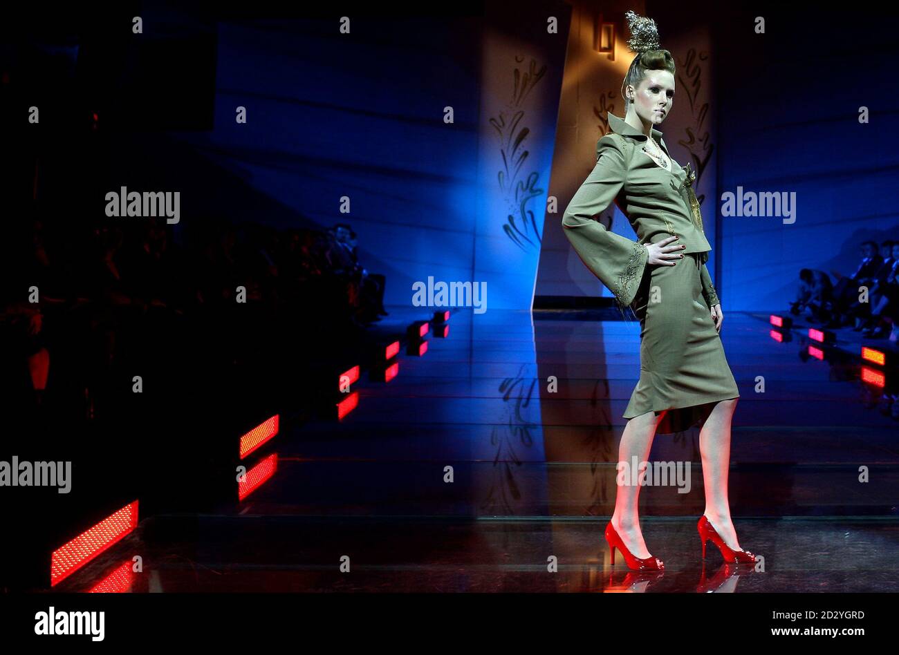 Un modèle présente une création de la designer hongroise Lucia S. Hegyi  lors d'un défilé de mode à Budapest 24 janvier 2008 REUTERS/Laszlo Balogh  (HONGRIE Photo Stock - Alamy