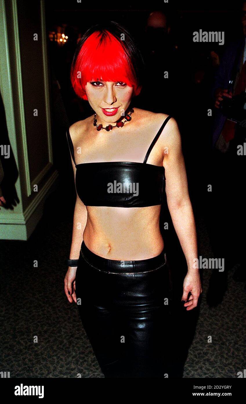 PA NEWS PHOTO 31/3/98 SAFFRON SINGER AVEC LE GROUPE POP 'PUBLICA' À L'HÔTEL GROSVENOR HOUSE, LONDRES POUR LA CÉLÉBRATION DES PRIX DES ARTISTES FÉMININS Banque D'Images