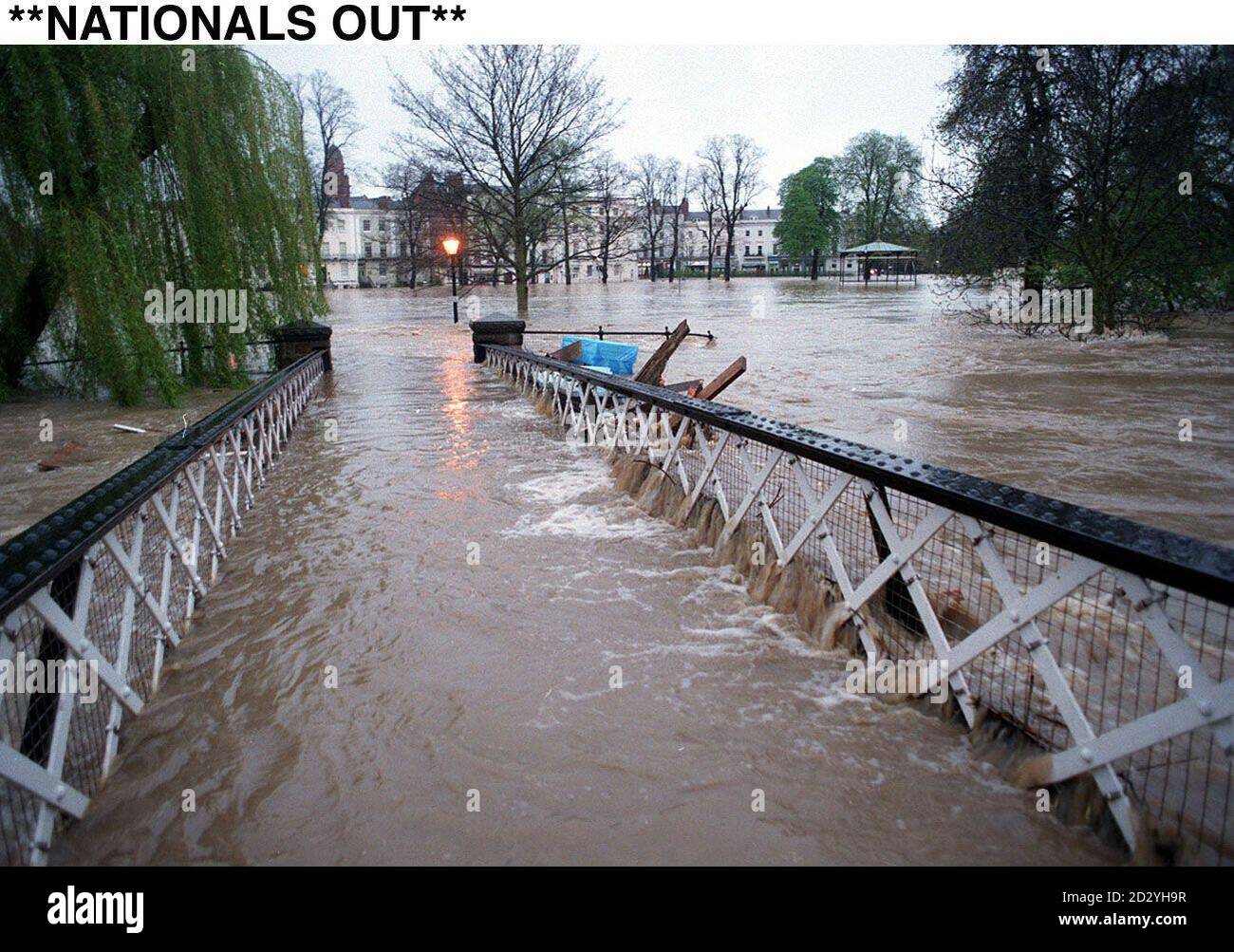 La scène dans le Royal Leamington Spa, Warwickshire ce matin (vendredi) après de fortes pluies de nuit qui ont conduit à des inondations importantes. Photos PA. Voir l'histoire de PA MÉTÉO Pâques Banque D'Images La scène dans le Royal Leamington Spa, Warwickshire ce matin (vendredi) après de fortes pluies de nuit qui ont conduit à des inondations importantes. Photos PA. Voir l'histoire de PA MÉTÉO Pâques Banque D'Images