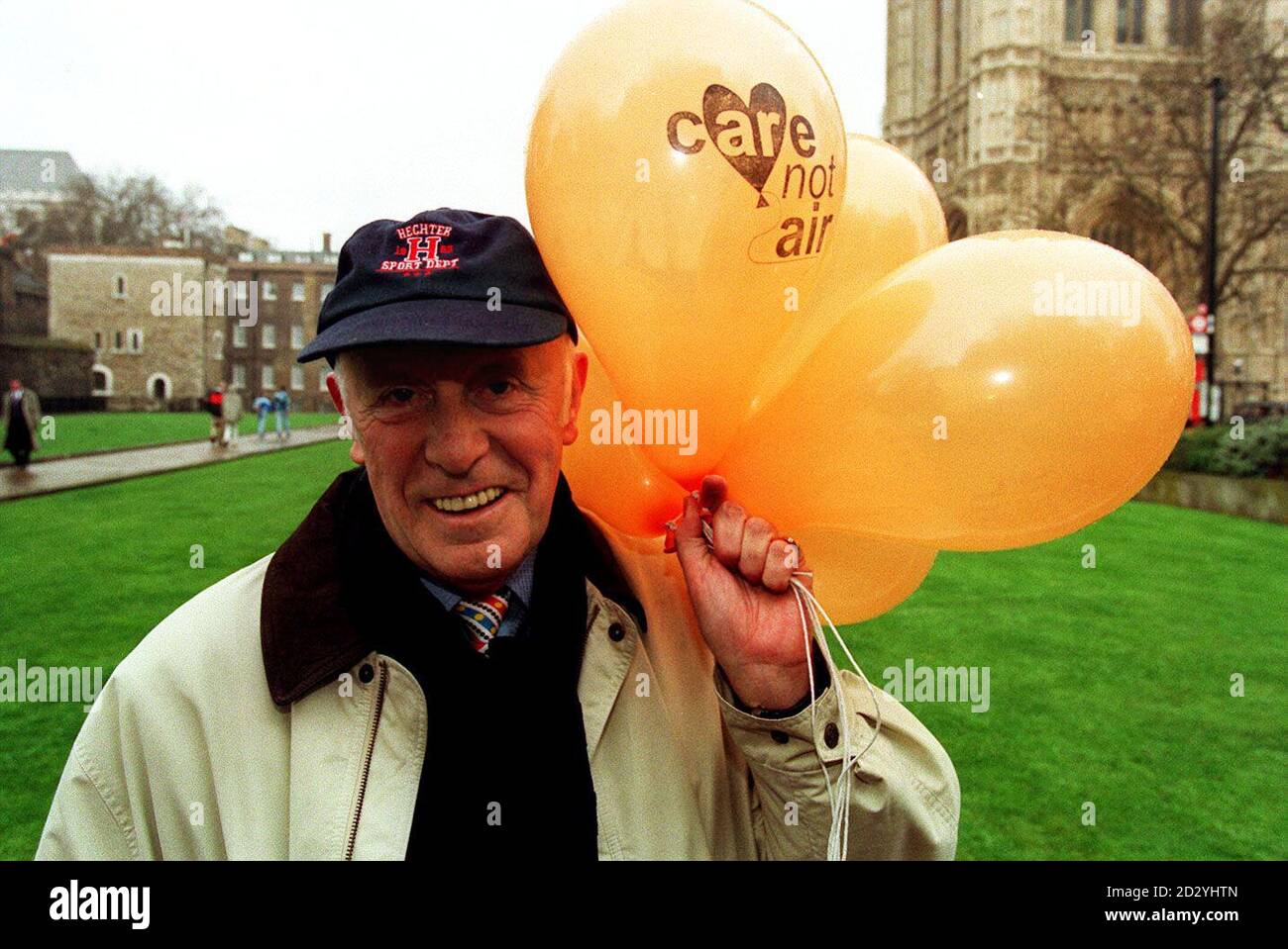 PA NEWS PHOTO 1/4/98 L'ACTEUR RICHARD WILSON EN SORT CERTAINS LES BALLONS GÉANTS DU COLLEGE GREEN À LONDRES AVANT 600 LES PERSONNES ÂGÉES POUR LANCER LE PROBLÈME DES SOINS DE SANTÉ À LONG TERME AU GOUVERNEMENT Banque D'Images