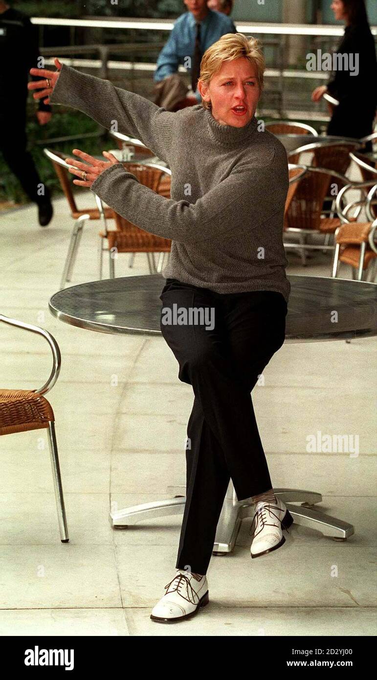 PA NEWS PHOTO 20/4/98 ACTRICE ELLEN DEGENERES STAR DE LA CHAÎNE 4 SÉRIE DE TÉLÉVISION 'ELLEN' À UN PHOTOCALL À LONDRES À PROMOUVOIR LA PROJECTION AU ROYAUME-UNI DE SON ÉPISODE « SORTIE » Banque D'Images