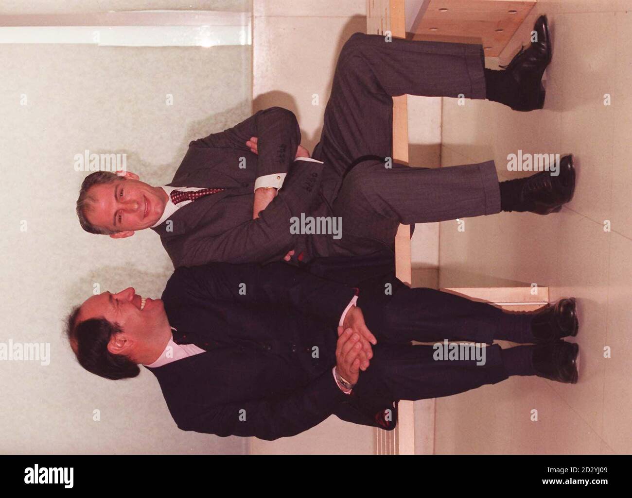 Claude Picasso (à gauche) et Bernard Picasso, fils et petit-fils de Pablo Picasso, au lancement de la prochaine exposition de céramique Picasso à l'Académie royale des Arts aujourd'hui (mardi). L'exposition Picasso : peintre et sculpteur à Clay se déroule du 17 septembre au 16 décembre 1998 à l'Académie royale des Arts. Photo de Peter J Jordan/PA. Banque D'Images