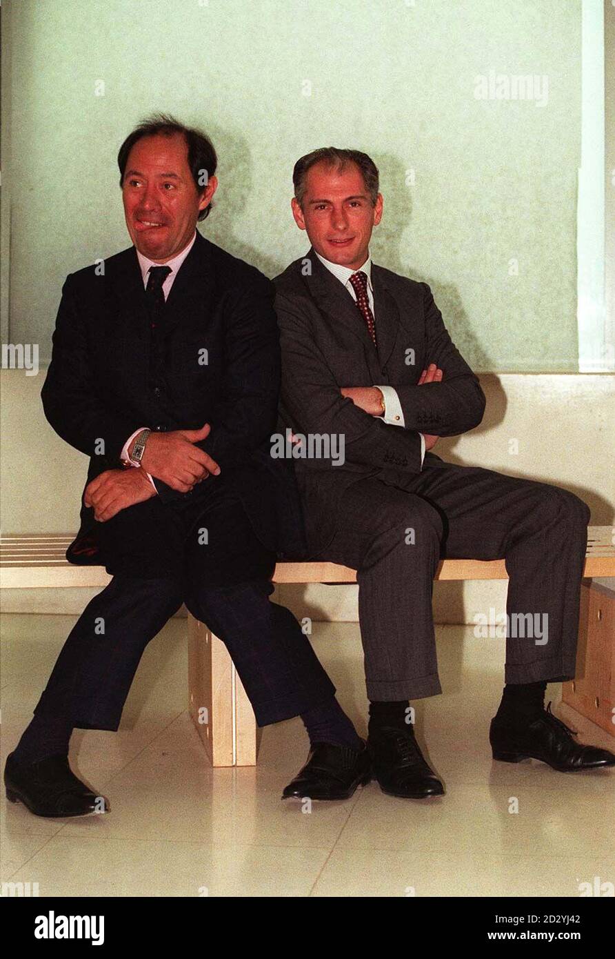 PA NEWS PHOTO 21/4/98 CLAUDE PICASSO (À GAUCHE) ET BERNARD PICASSO, FILS ET PETIT-FILS DE PABLO PICASSO AU LANCEMENT DE 'PICASSO: PEINTRE ET SCULPTEUR EN ARGILE' UNE EXPOSITION DE SON ŒUVRE DE CÉRAMIQUE À L'ACADÉMIE ROYALE D'ART DE LONDRES Banque D'Images