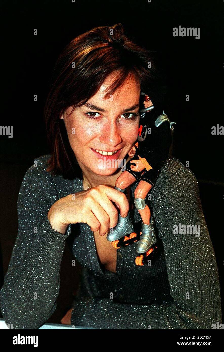 PA NEWS PHOTO 21/4/98 TARA PALMER TOMKINSON POSE AVEC UN ACTION HOMME POUPÉE DANS UNE COMPÉTITION POUR TROUVER LE VRAI HOMME D'ACTION VIVANT DE LA VIE À APPARAÎTRE À DES APPARITIONS PUBLIQUES DANS LONDRES Banque D'Images