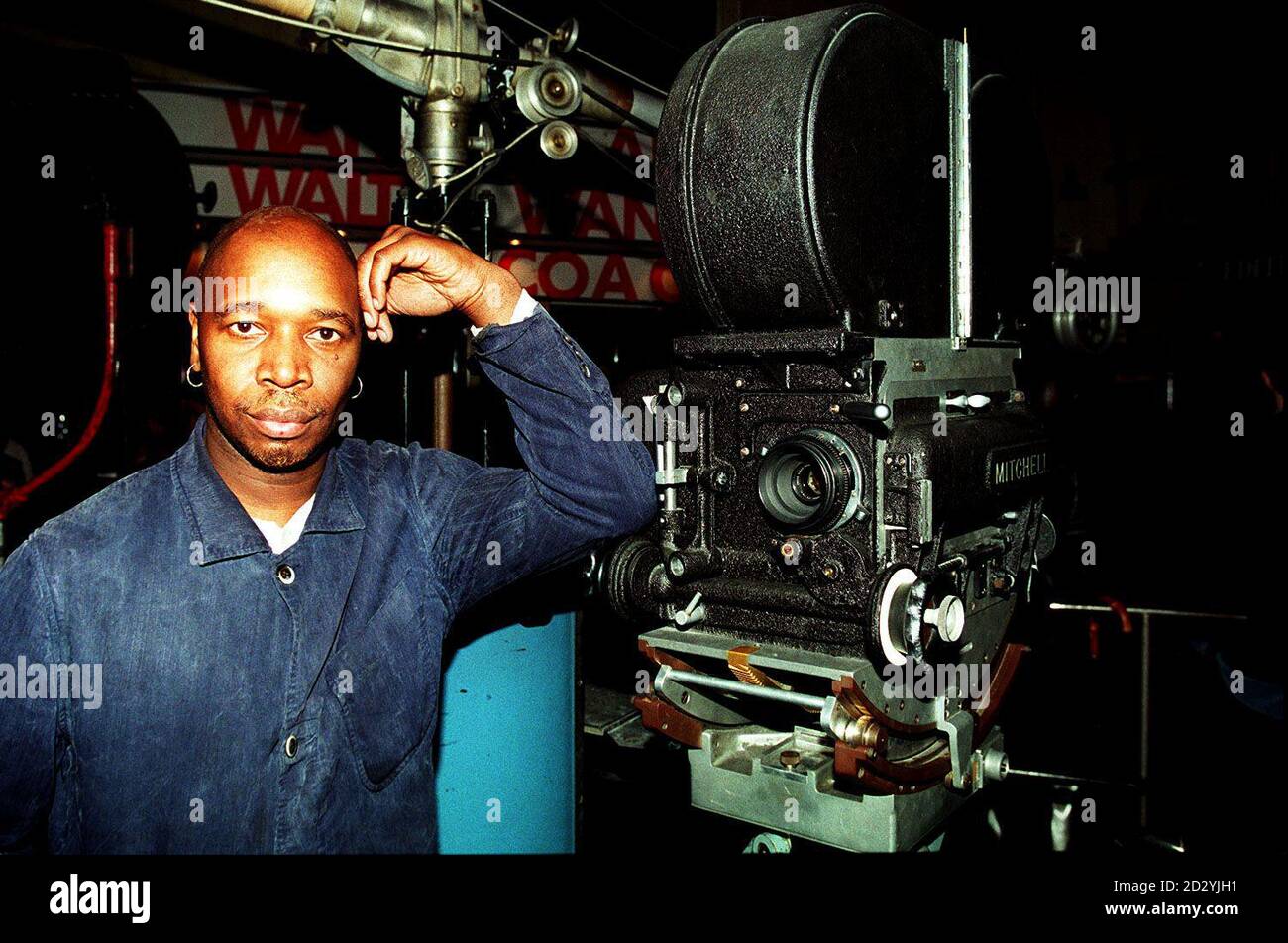 PA NEWS PHOTO 23/4/98 L'ACTEUR LEON HERBERT QUI FOURNIT LA VOIX POUR LES PUBLICITÉS DE LOTERIE NATIONALE ET DOIT JOUER LE RÔLE PRINCIPAL DANS UN LONG MÉTRAGE DE 6 MILLIONS DE LIVRES DE HÉROS NOIR CULT JOHN DEVINE, L'AMBASSADEUR CULTUREL AU MUSÉE DE L'IMAGE EN MOUVEMENT, LONDRES Banque D'Images