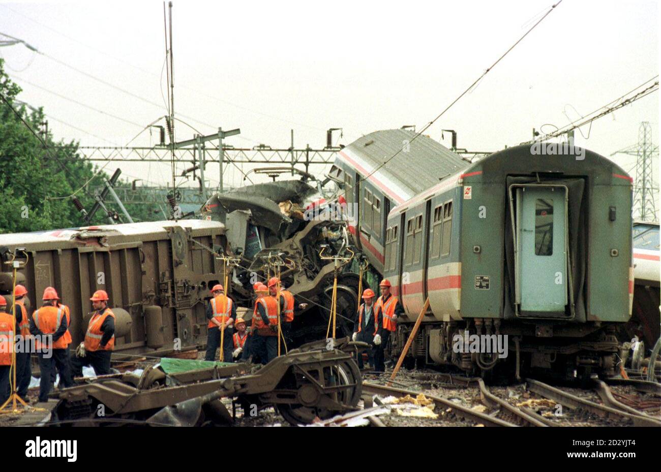 Dossier daté du 9/8/96 d'un wagon situé sur un remblai, sur la scène de l'accident de train survenu à Watford Junction en août 1996. Un rapport officiel d'accident a déclaré aujourd'hui (mercredi) que l'accident ferroviaire, dans lequel un passager est décédé et plus de 70 personnes blessées, était principalement causé par le conducteur du train de voyageurs passant par un signal rouge. Photo de Michael Stephens/PA. Banque D'Images