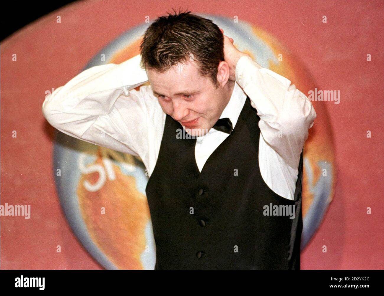 Surmontez avec émotion John Higgins prend un peu de temps pour s'adapter à son nouveau titre de champion du monde de snooker de l'ambassade 1998 après avoir battu Ken Doherty à Sheffield ce soir (lundi).Photo de Paul Barker/PA Banque D'Images