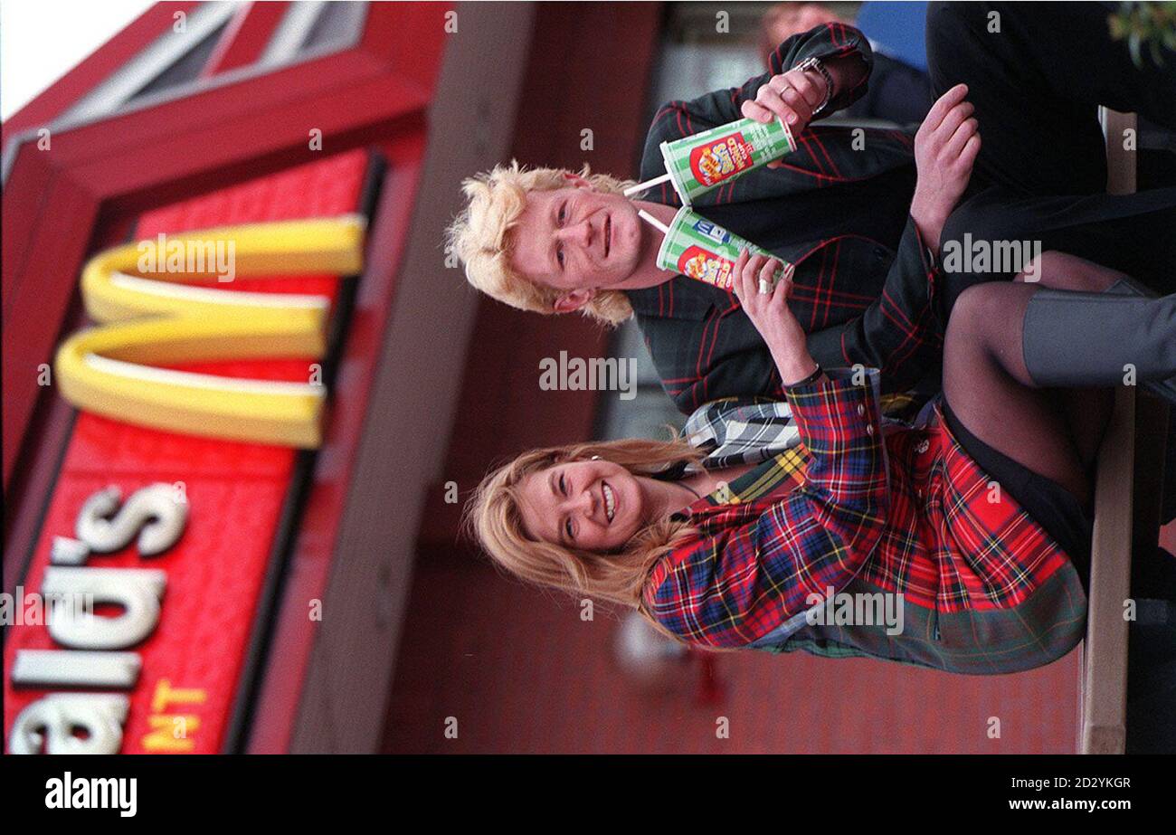 Kate Hutton de Kilbarchan et Colin Hendry, star du football écossais, lors d'une séance photo à Londres aujourd'hui (mardi), où il lui a présenté des billets pour la coupe du monde 98 après les avoir remportés dans le cadre de la promotion McDonald's « Take Your Seats » en magasin. Photos PA. Banque D'Images