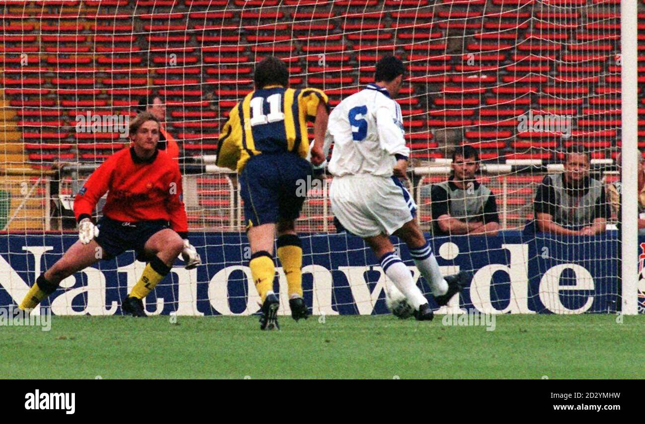 David Gregory, de Colchester United, place le ballon devant le gardien Torquay United depuis la zone de pénalité, lors de la finale de la ligue nationale de football 3 entre Colchester United et Torquay United au stade Wembley ce soir (vendredi). Photo de Tony Harris/PA. (Colchester a gagné le match 1-0) Banque D'Images