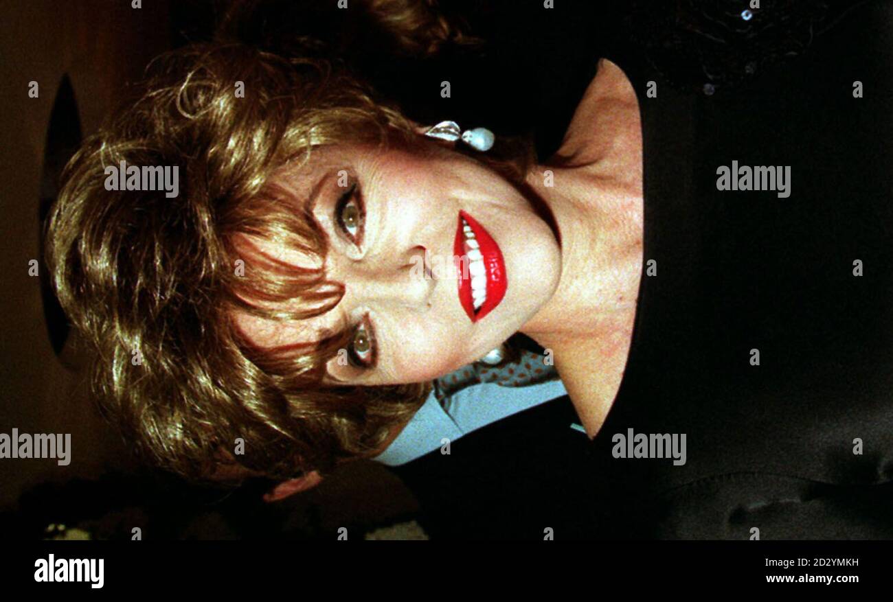 PA NEWS PHOTO 25/3/98 JOAN COLLINS QUI CÉLÈBRE SON 65E ANNIVERSAIRE LE SAMEDI 23 MAI 1998. PHOTO DE SAMANTHA PEARCE/PA. Banque D'Images