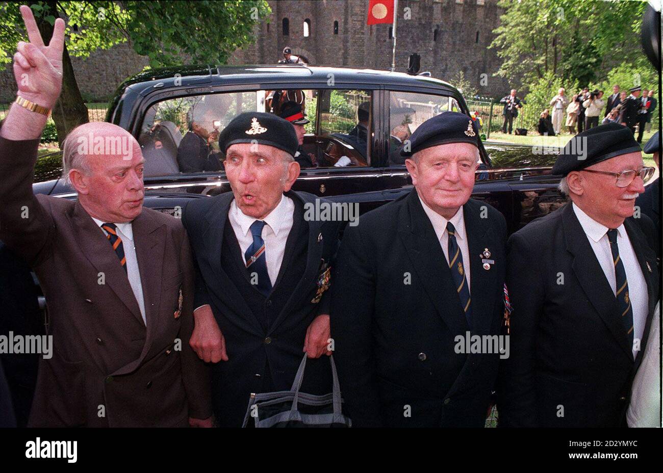 D'anciens prisonniers de guerre japonais ont tourné le dos en signe de protestation aujourd'hui (Weds) alors que l'empereur Akihito est arrivé au château de Cardiff dans le cadre de sa visite d'État en Grande-Bretagne. Les protestations des anciens combattants de la guerre gallois ont suivi les scènes d'hier au Mall de Londres quand des centaines de prisonniers de guerre ont tourné le dos à l'empereur et à sa femme alors qu'ils se sont détournés avec la reine dans une calèche royale. Découvrez l'empereur ROYAL de PA Story. Banque D'Images