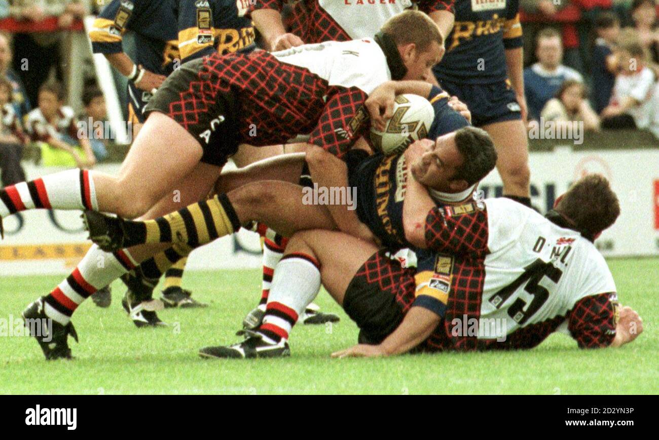 St Helens V Leeds Rhinos : Leeds' Martin Masella est pris entre les saints ' Julian O'Neil et Tommy Martyn dans le jeu à Knowsley Road aujourd'hui (dimanche). Photo de Dave Kendall/PA. Banque D'Images