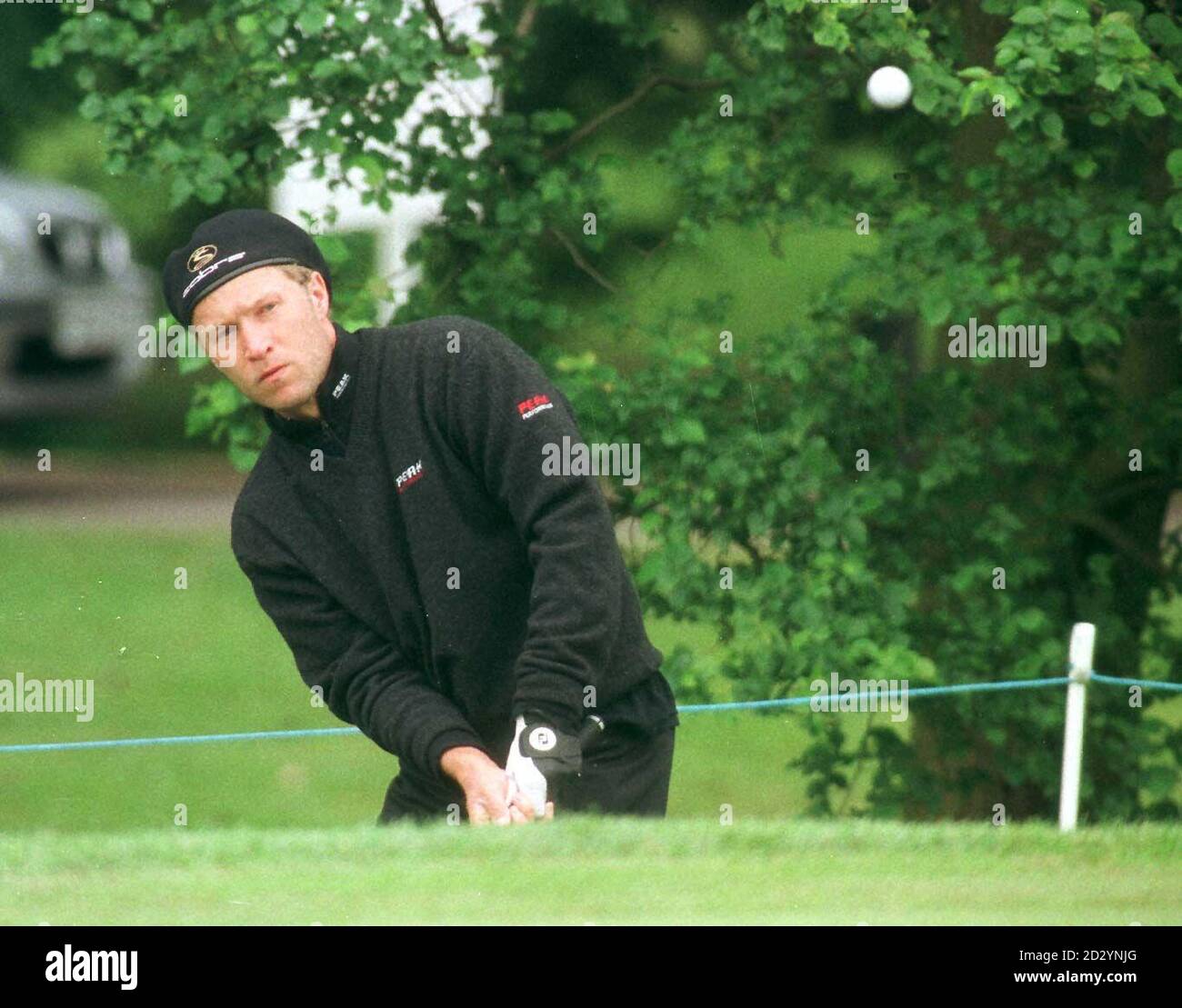 L'année dernière, le gagnant Per-Ulrik Johansson(Suède) jetons d'un bunker sur le 5ème vert lors de l'Open d'Angleterre à Hanbury Manor, Herts Today (jeudi). Photo de Michael Stephens/PA. Banque D'Images