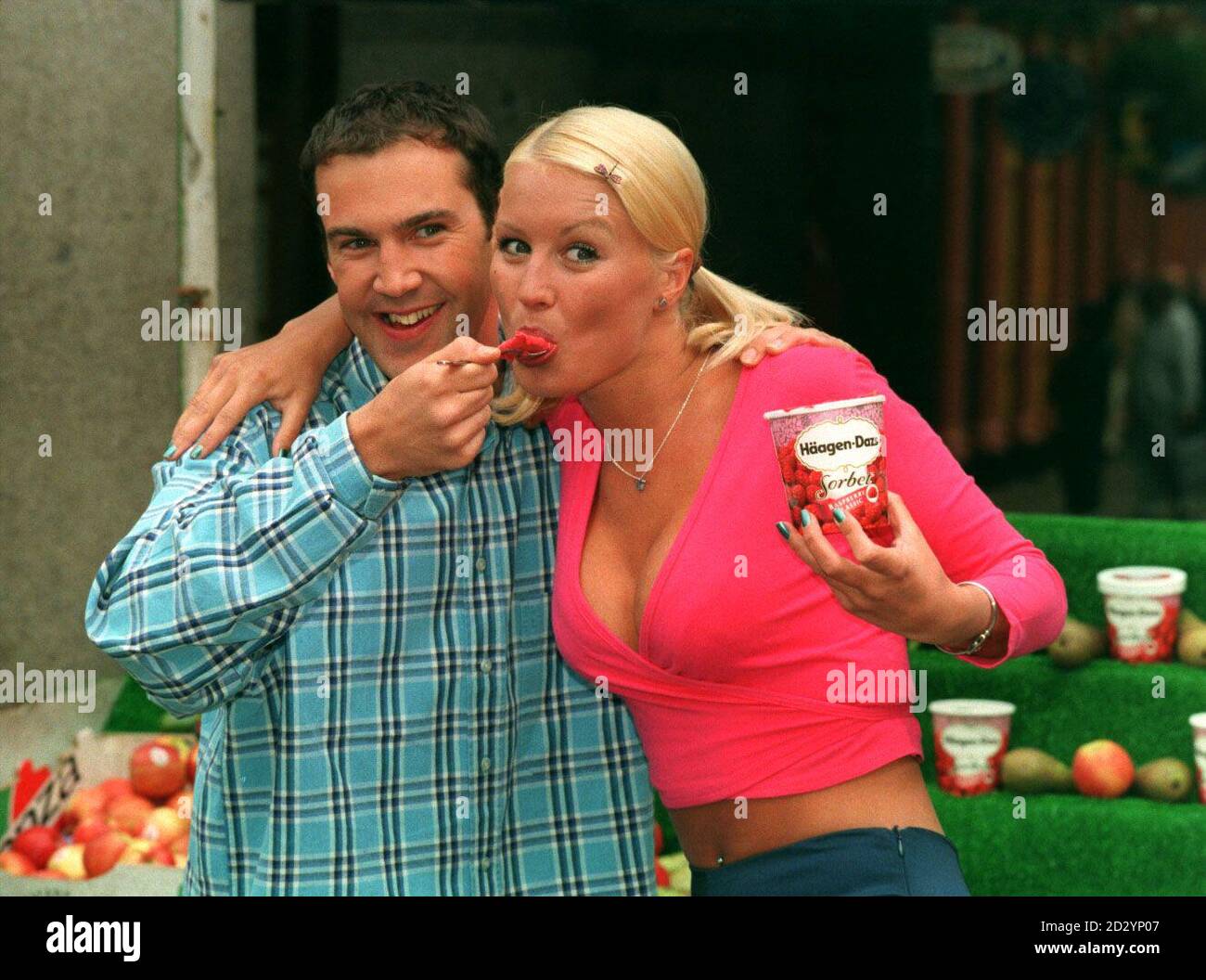 PA NEWS PHOTO 4/6/98 CHANNEL 4 LES PRÉSENTATEURS DE LA TÉLÉVISION "THE BIG BREAKFAST" JOHNNY VAUGHAN ET DENISE VAN OUTEN LANCENT LA NOUVELLE GAMME DE SORBET HAAGEN DAZS À COVENT GARDEN À LONDRES Banque D'Images