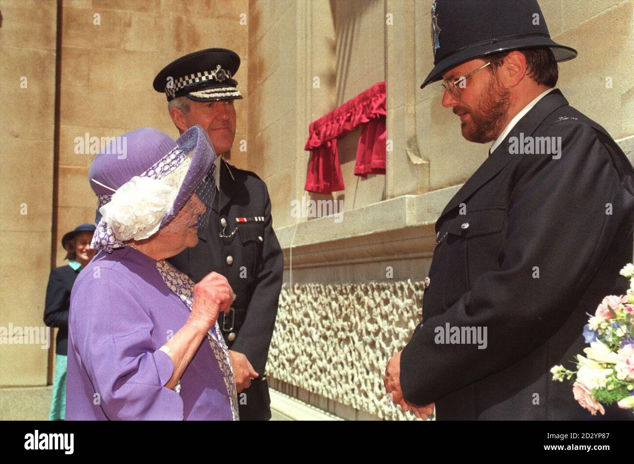 La Reine mère est accompagnée du chef de police métropolitaine Sir Paul Condon, à l'inauguration d'une plaque dans les jardins du Palais de Buckingham, dédiée à la mémoire d'un policier, PC Stephen Robertson, Qui est mort à la suite d'un raid ennemi à la bombe en 1941, alors qu'il était en service au Palais. Voir PA Story ROYAL Mother. Photo de John Stillwell/PA Banque D'Images