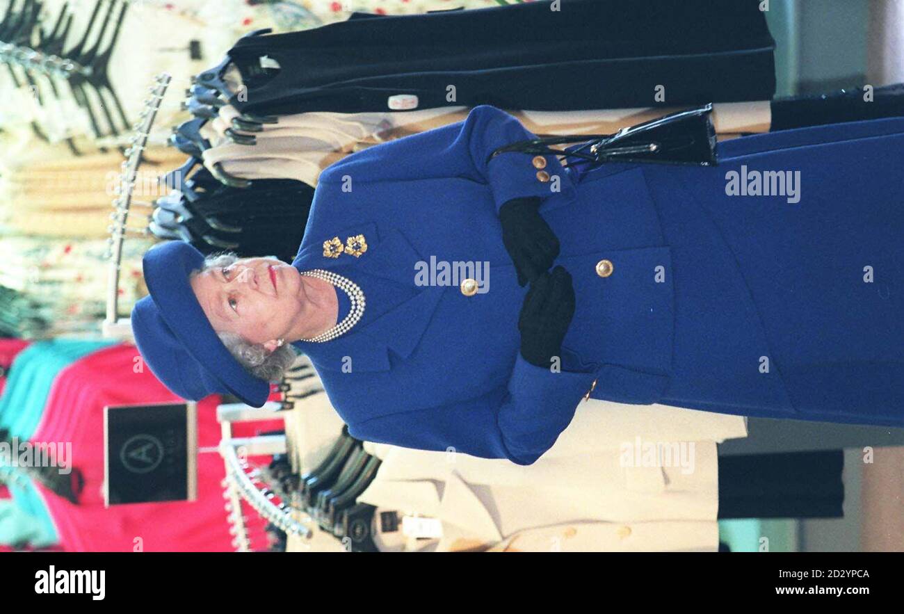 La reine Elizabeth II de Grande-Bretagne dans le rayon de la mode pour dames lors d'une visite au grand magasin Arding and Hobbs dans le quartier Clapham Junction de Londres aujourd'hui (mercredi). Photos PA (fois WPA Rota pic) Banque D'Images