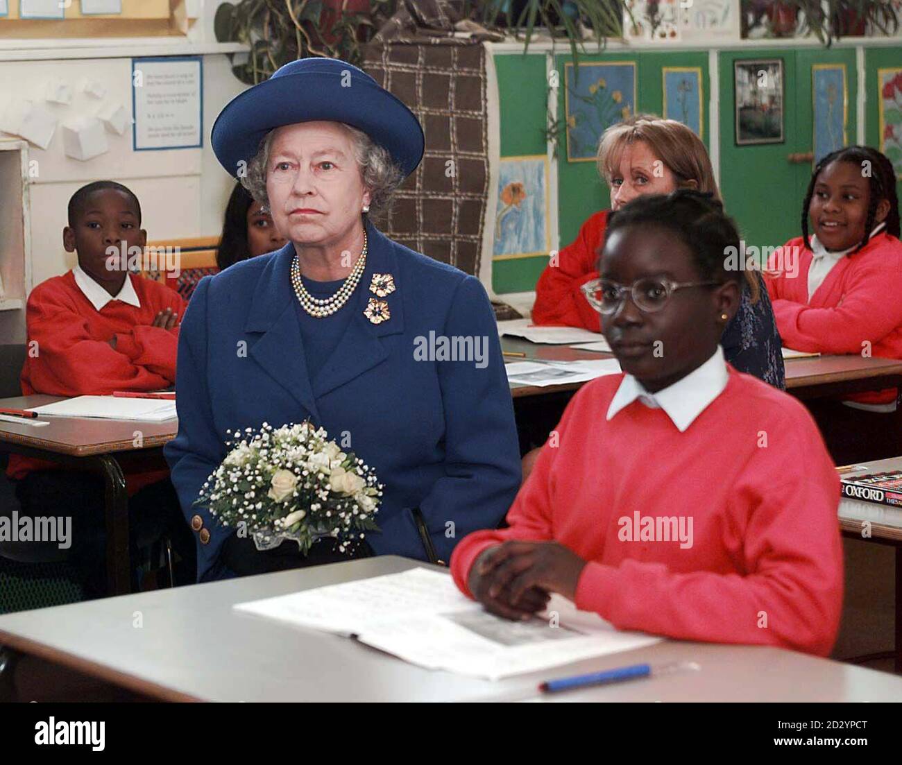 La Reine siège parmi les élèves de l'école Sir James Barrie, dans le sud-ouest de Londres, lors de sa visite dans le quartier de Wandsworth aujourd'hui (mercredi). Photo de Rota par Ian Jones/Telegraph. Banque D'Images