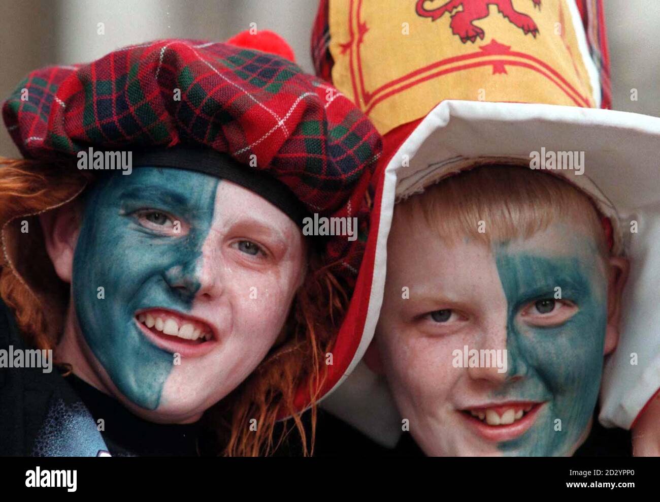 Les fans écossais John Russel 13 (à gauche) et Ian Horne arrivent cet après-midi au Stade Lescure à Bordeaux pour le match de coupe du monde d'Écosse contre la Norvège. Photo d'Owen Humphreys/PA Banque D'Images