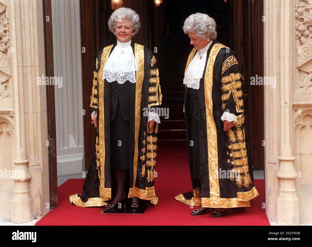 Betty Boothroyd, Présidente de la Chambre des communes (à droite) vient  face à face avec sa cire de Madame Tussaud double devant la Chambre du  Président à Westminster aujourd'hui (jeudi). Photo de