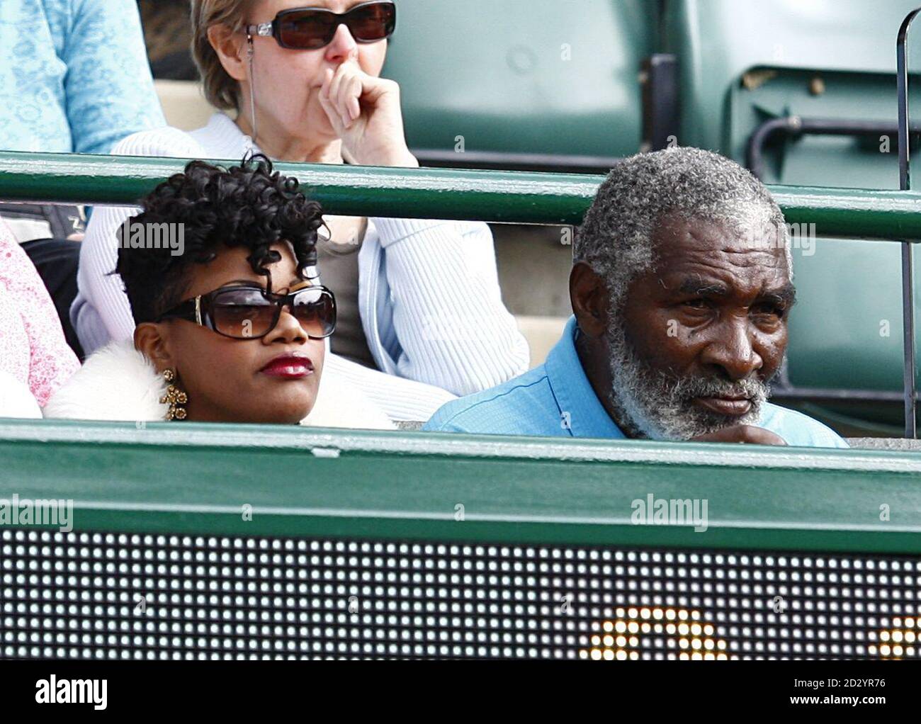 Richard Williams (à droite) et son épouse Lakeha Graham assistent au match entre venus Williams aux États-Unis et Maria Jose Martinez Sanchez en Espagne lors du cinquième jour des championnats de Wimbledon 2011 au All England Lawn tennis and Croquet Club, Wimbledon Banque D'Images